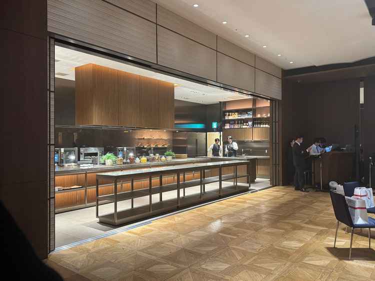 オープンキッチンの披露宴会場。最初は幕が閉じており、式の途中でゲストをサプライズすることも可能。