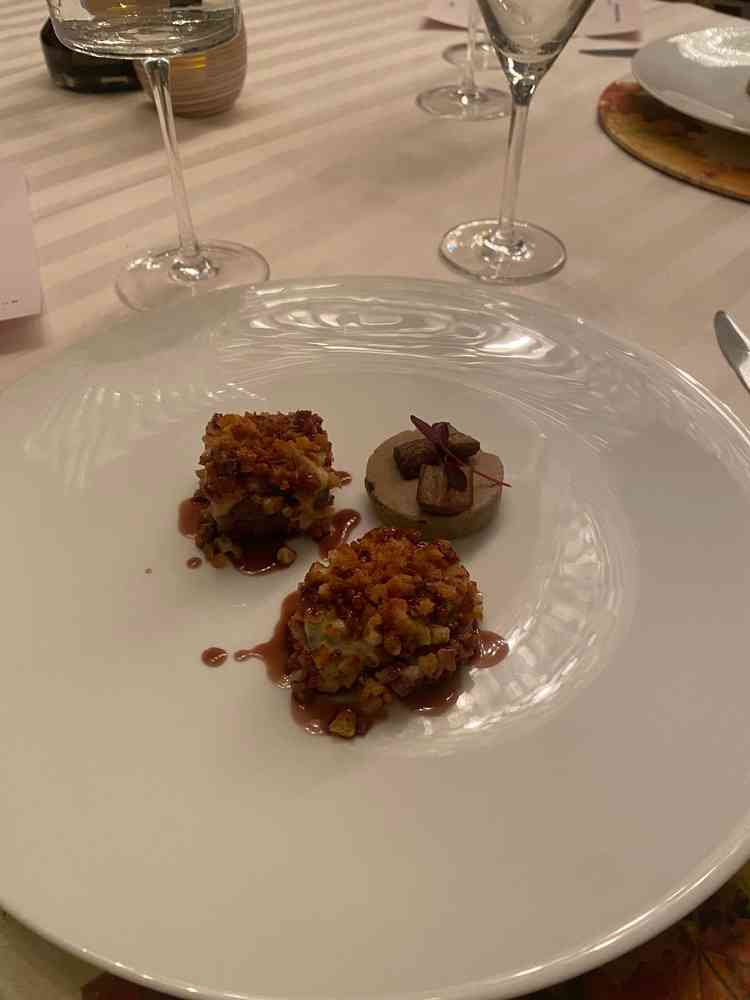 牛フィレ肉のロースト。牛蒡のフランが絶品でした。