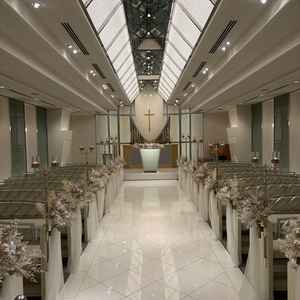 白基調のチャペルは神聖な雰囲気が漂っていました。ろうそくの高さが違う意味は人生を表しているとのこと。