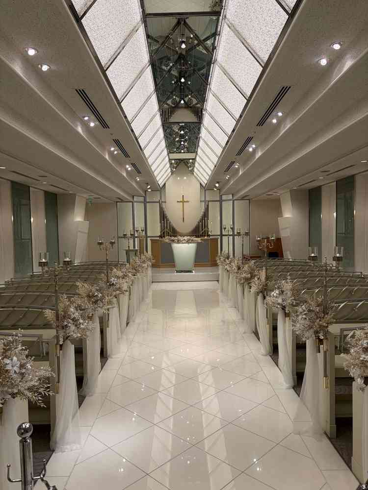 白基調のチャペルは神聖な雰囲気が漂っていました。ろうそくの高さが違う意味は人生を表しているとのこと。