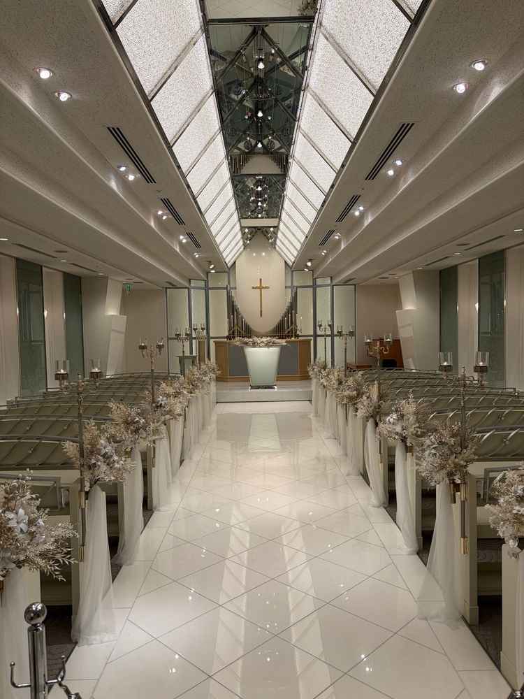 白基調のチャペルは神聖な雰囲気が漂っていました。ろうそくの高さが違う意味は人生を表しているとのこと。