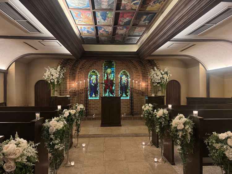 こじんまりしたチャペル。装飾でステンドグラスを隠すことも可能。