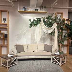 メイン席はソファや椅子。オリジナルで自分たちの叶えたいイメージに合わせてセッティングできるのが魅力