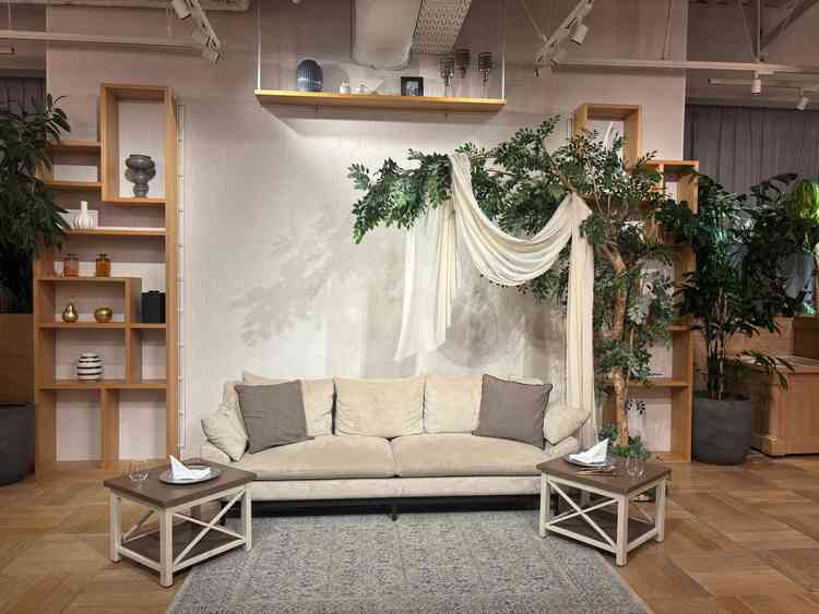 メイン席はソファや椅子。オリジナルで自分たちの叶えたいイメージに合わせてセッティングできるのが魅力