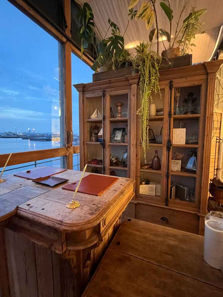 受付もアンティーク調でグリーンやお花が映えそうだなと思いました！