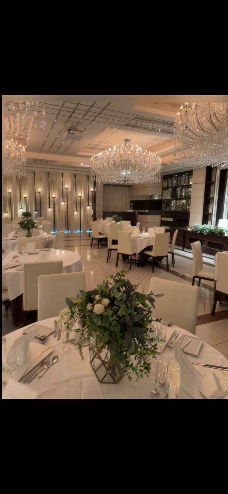 天井に豪華なシャンデリアがあります。