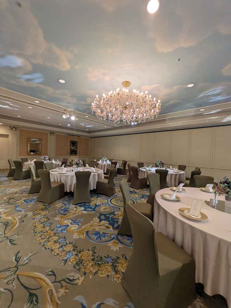 真ん中のサイズの披露宴会場はやや天井が低めでした