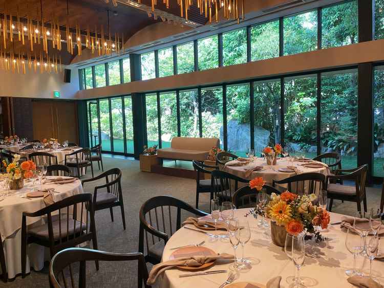 三角形チャペルの方の披露宴会場。ベランダ付きのため晴れの日は良いと思った。