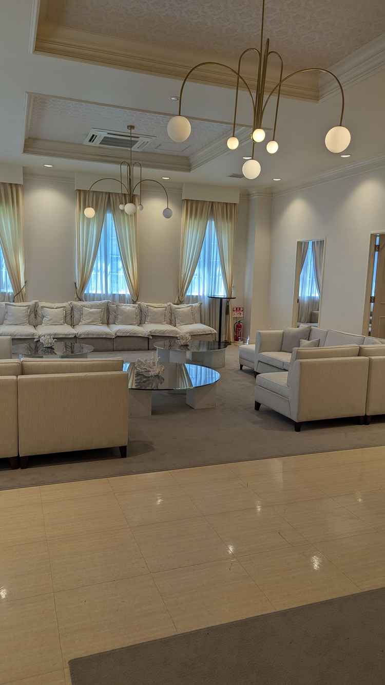 座り心地の良さそうなソファーの揃うウェイティングルーム