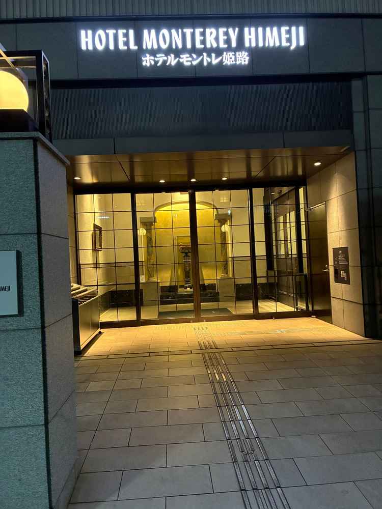 正面玄関。風格のある玄関でここでウエディングフォトも撮ることができる。