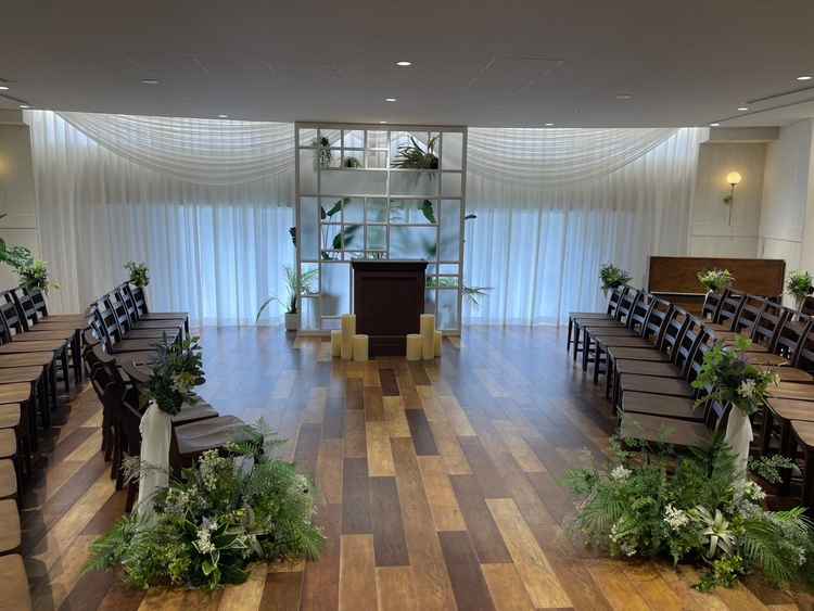 円形にすることで、ゲストの方たちと一体感を感じられるチャペル。距離も近く表情が見えやすくなります。