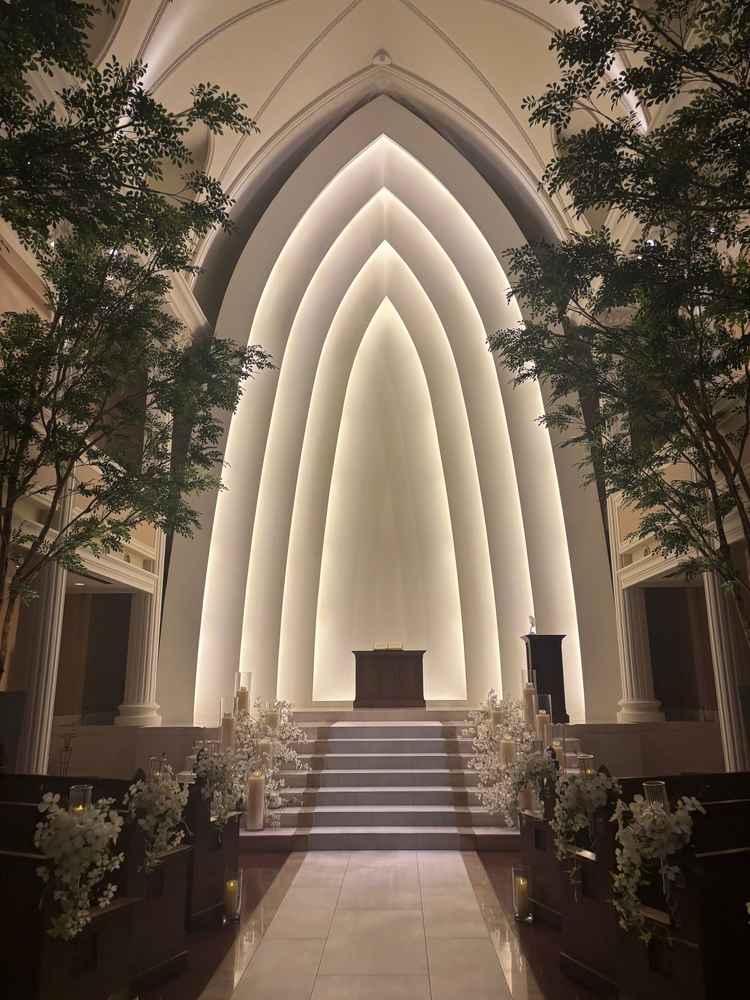 チャペルは本当に綺麗で、天井も高く、バージンロードも長い、ゲストへの配慮もされていました。