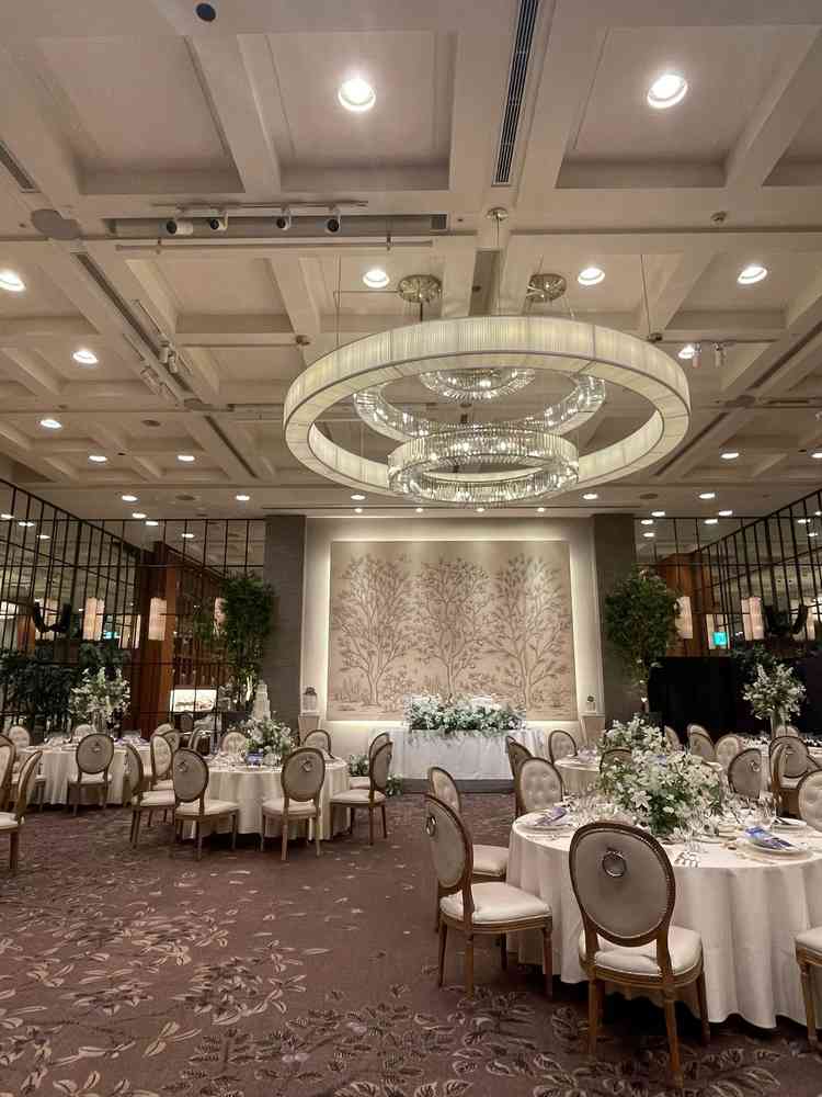 1階にある披露宴会場、天井高く豪華な印象