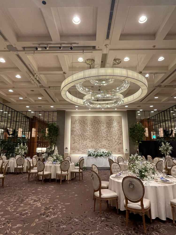 1階にある披露宴会場、天井高く豪華な印象