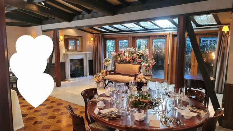 披露宴会場の新郎新婦席