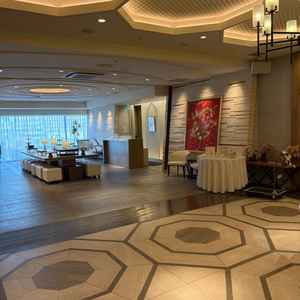 披露宴会場前のロビー、ゲストの待合場。休息スペースも多数あり、落ち着いた雰囲気。