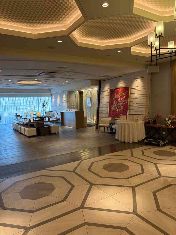 披露宴会場前のロビー、ゲストの待合場。休息スペースも多数あり、落ち着いた雰囲気。