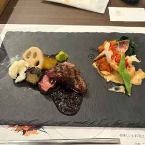 お料理の写真。もともとはレストラン業がスタートだったようで、お肉も海老もとても美味しかったです。