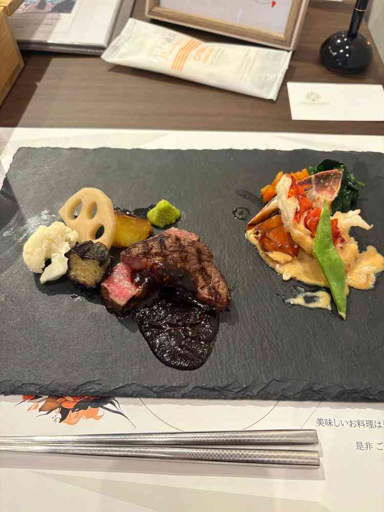 お料理の写真。もともとはレストラン業がスタートだったようで、お肉も海老もとても美味しかったです。