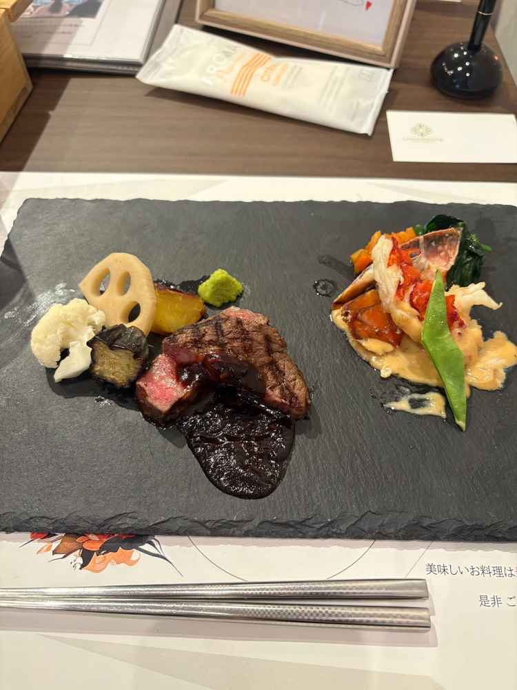 お料理の写真。もともとはレストラン業がスタートだったようで、お肉も海老もとても美味しかったです。