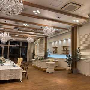 3階にある披露宴会場です。奥がガラス張りになっていて、外に出ることも可能でした。鴨川が見渡せます。