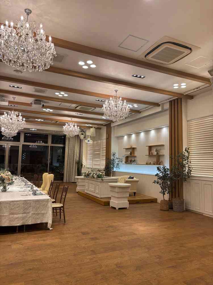 3階にある披露宴会場です。奥がガラス張りになっていて、外に出ることも可能でした。鴨川が見渡せます。