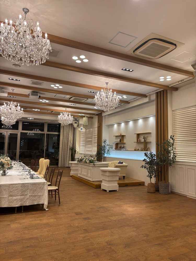 3階にある披露宴会場です。奥がガラス張りになっていて、外に出ることも可能でした。鴨川が見渡せます。