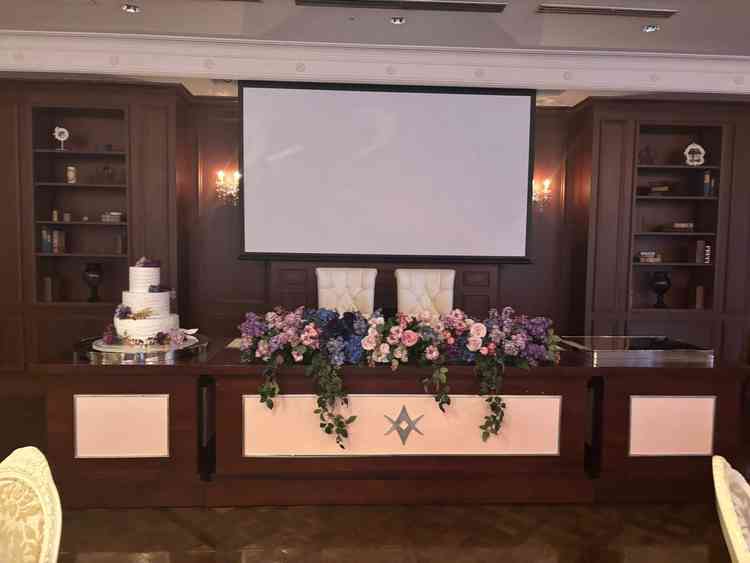 披露宴会場のプロジェクター利用時。三面ある。