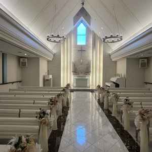 実際見ると少し狭めで、ゲストとの距離が近い式を挙げれそう。陽の光が入って明るい雰囲気だった。