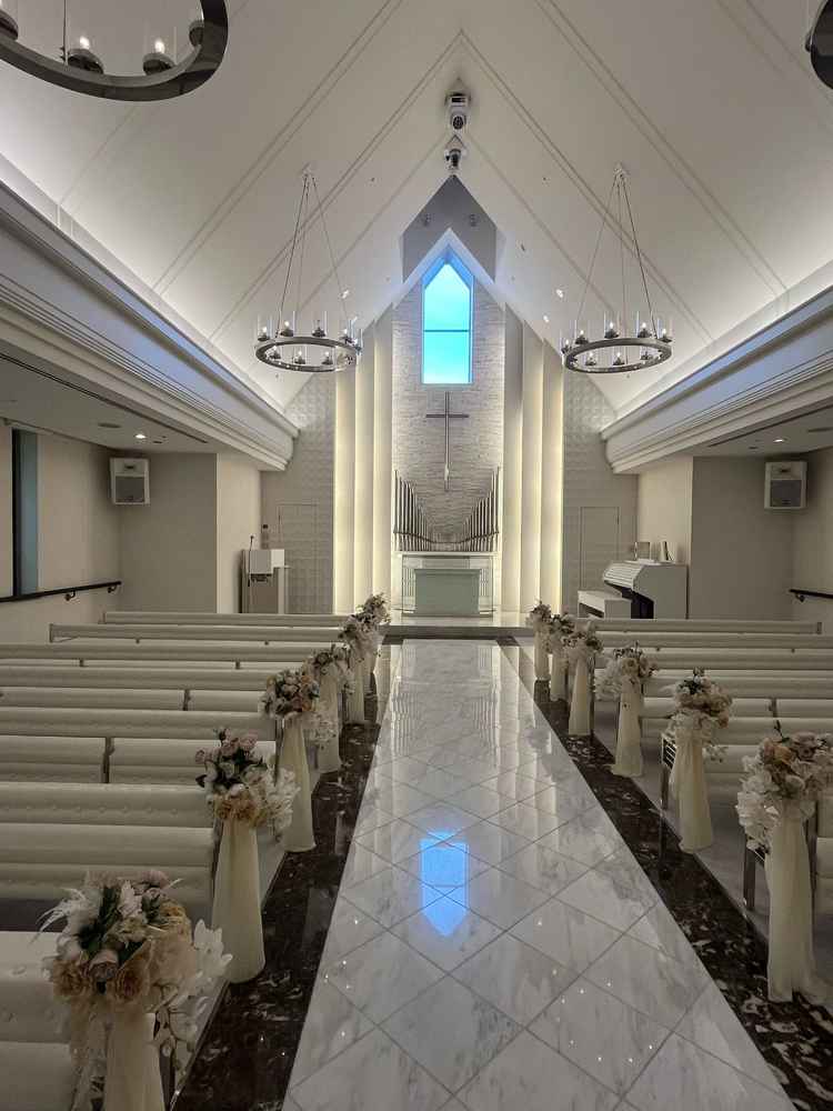 実際見ると少し狭めで、ゲストとの距離が近い式を挙げれそう。陽の光が入って明るい雰囲気だった。