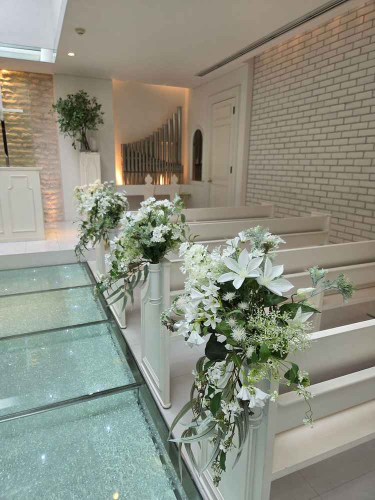 ガラス張りのバージンロードは透明感があってとても素敵でした。