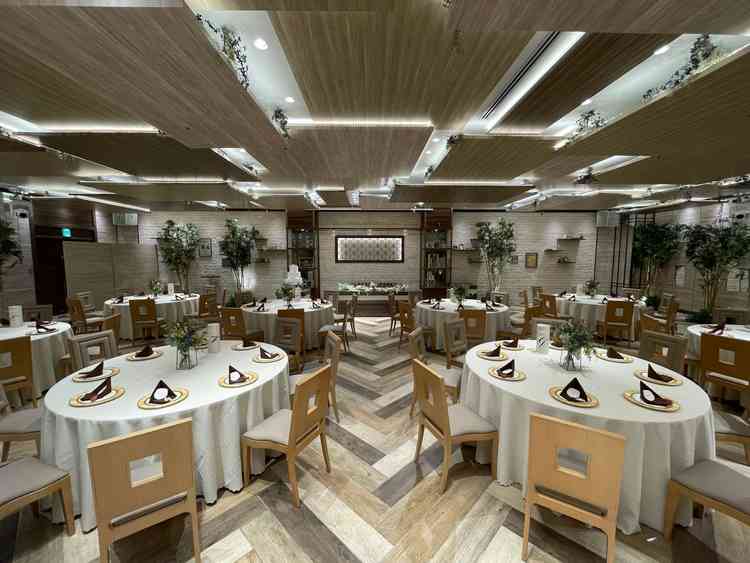 大きなスクリーンが2つあり、音響設備も整っており、ゲストがゆったり過ごせる空間だと感じました。