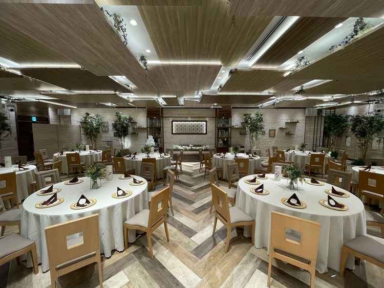 大きなスクリーンが2つあり、音響設備も整っており、ゲストがゆったり過ごせる空間だと感じました。