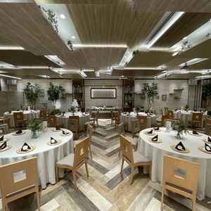 大きなスクリーンが2つあり、音響設備も整っており、ゲストがゆったり過ごせる空間だと感じました。