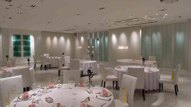 披露宴会場2です。こちらは全体が白基調で、かわいい印象でした。