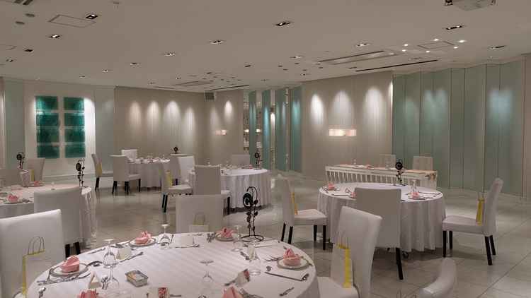 披露宴会場2です。こちらは全体が白基調で、かわいい印象でした。