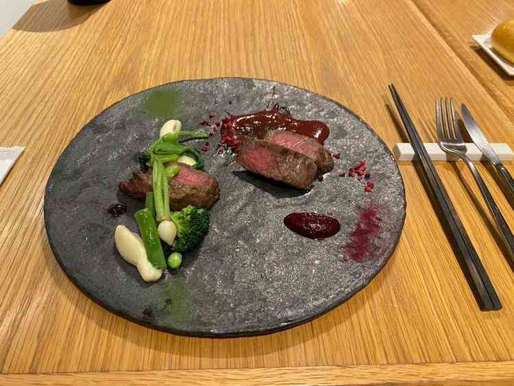 コースをカラーで提案しているとのこと。「若草」と「真紅」味付けも良く魅力的でした。