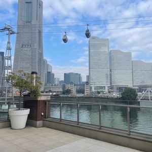 チャペル前のバルコニーから見たみなとみらいの景観