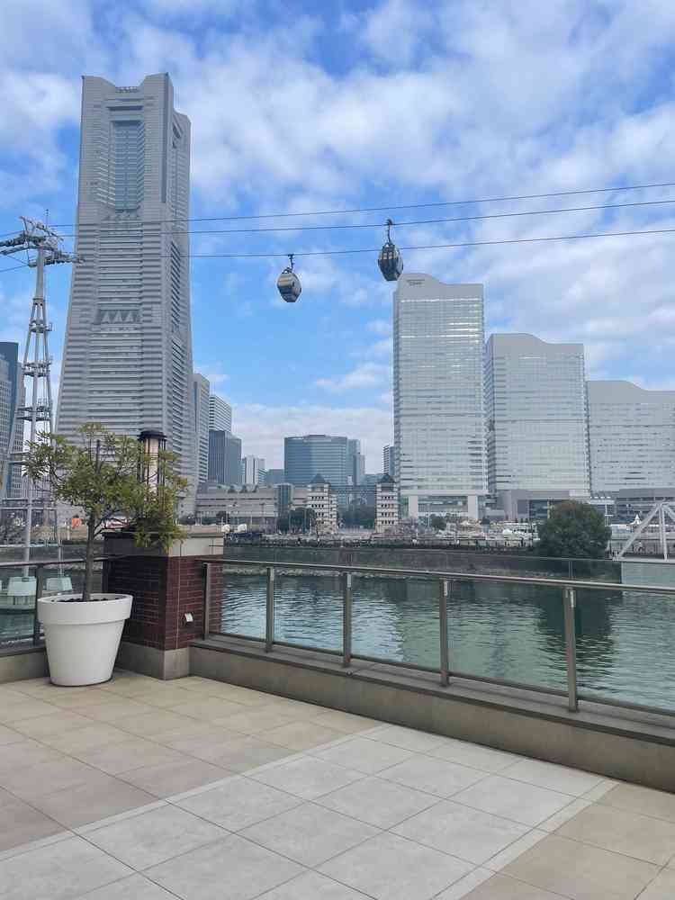 チャペル前のバルコニーから見たみなとみらいの景観