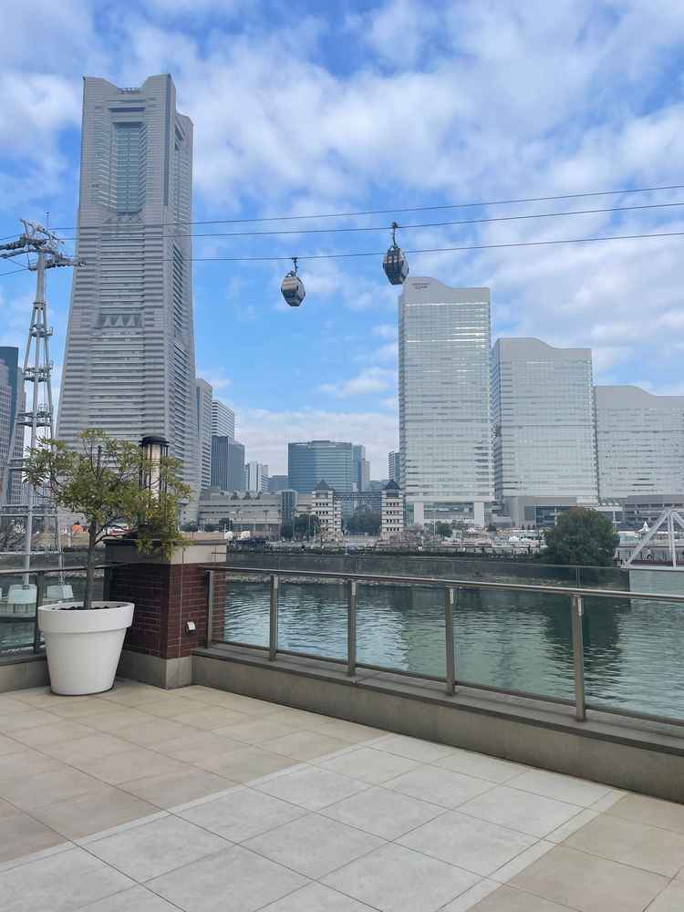 チャペル前のバルコニーから見たみなとみらいの景観