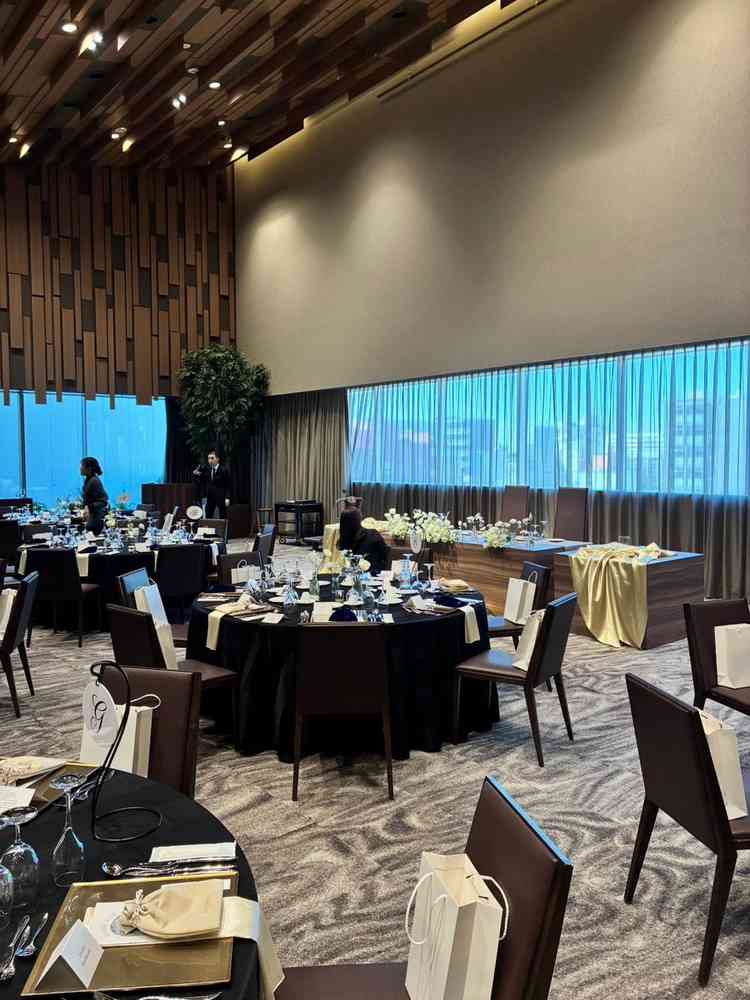 披露宴会場は広さは充分でした。天井と絨毯に模様があるので、かなりモダンな雰囲気。