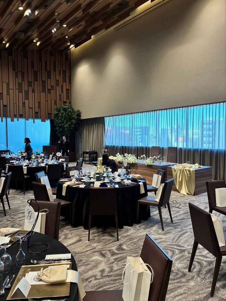 披露宴会場は広さは充分でした。天井と絨毯に模様があるので、かなりモダンな雰囲気。