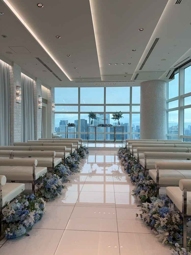 窓際に立つと、鏡に映ったようにバージンロードにまで写り込み、とても綺麗です。