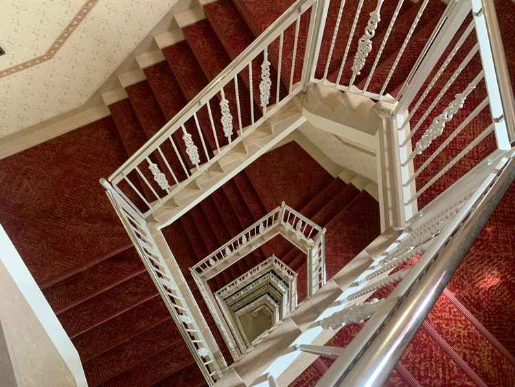 螺旋階段。前撮りでも使用でき、デザインが洒落ているので写真映えする。