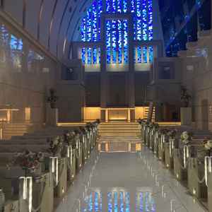 2種類ある大聖堂の１つ。青のステンドグラスが神戸の海を感じさせ、バージンロードの反射も凄く綺麗でした