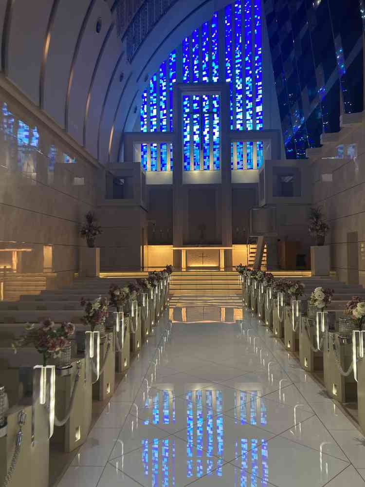 2種類ある大聖堂の１つ。青のステンドグラスが神戸の海を感じさせ、バージンロードの反射も凄く綺麗でした