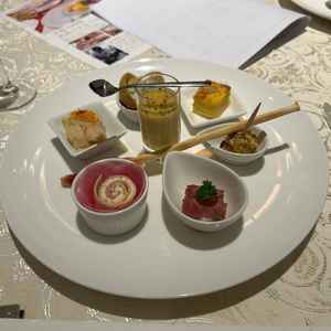 前菜8種。盛り付けが綺麗でした！