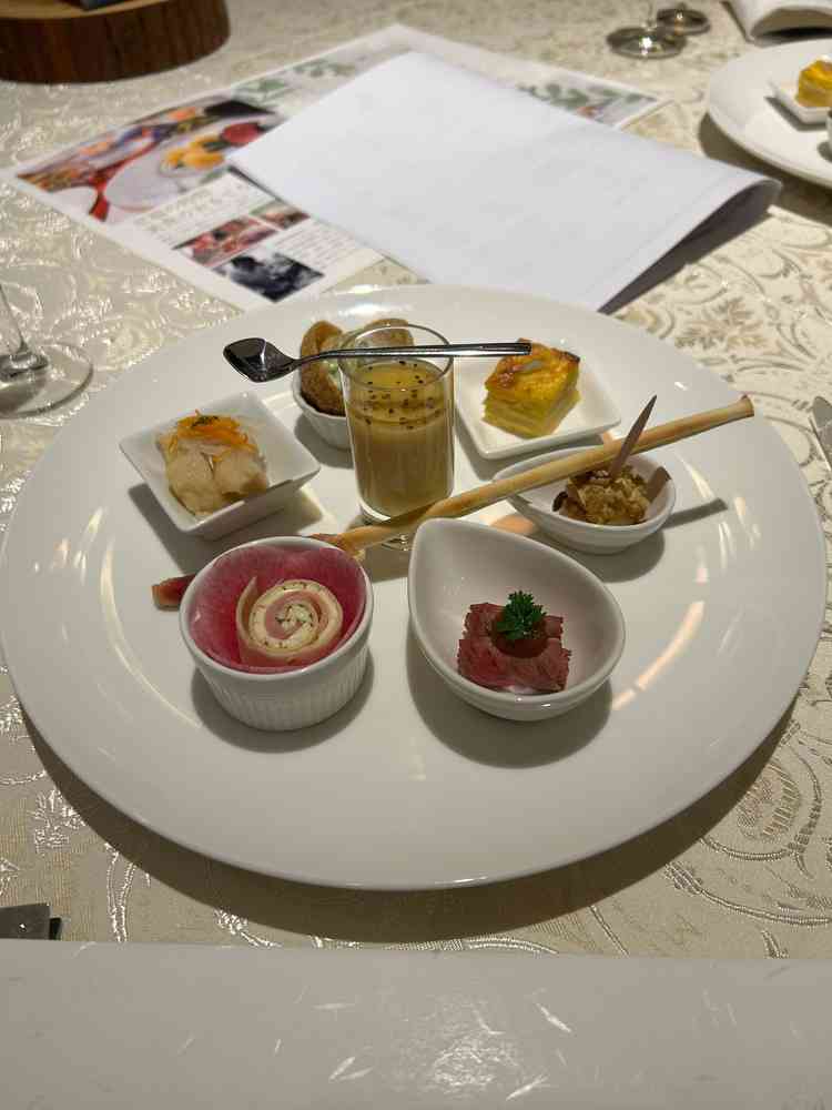 前菜8種。盛り付けが綺麗でした！