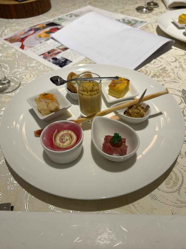 前菜8種。盛り付けが綺麗でした！