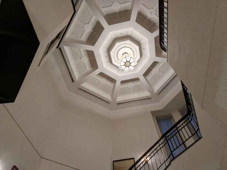 螺旋階段の天井は吹き抜けで雰囲気が良かったです。